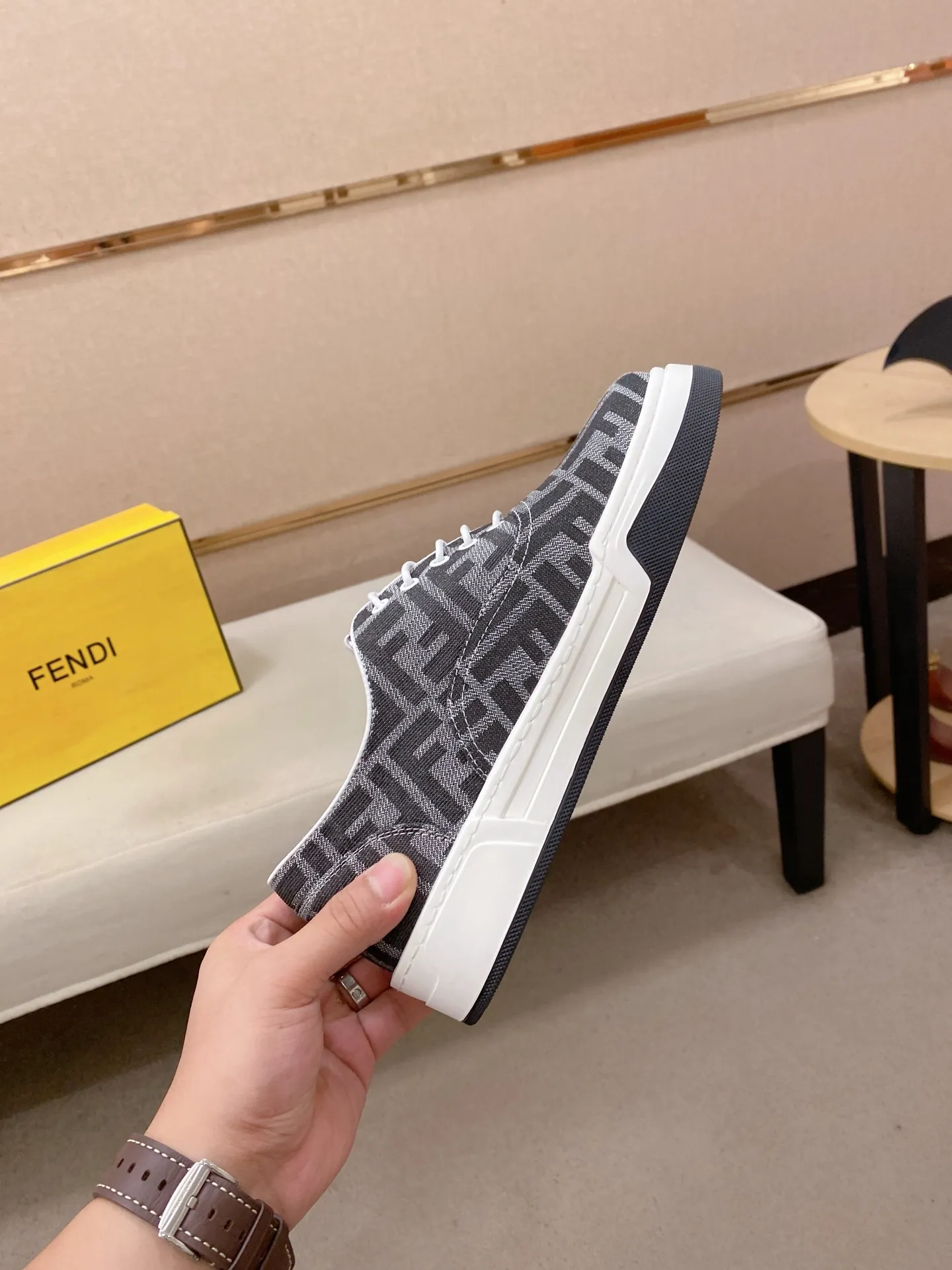 Men's shoes 💰 420💰 (FENDI) New high-top 👊🏻 upper 🇮🇹 imported cowhide fabric 🇩🇪 lining imported sheepskin lining. The original outsole is molded to highlight the identity of every man, and the upper foot is stable and stable🚶🏻🚶🏻The high-end custom counters reproduce the original version📯No matter the wind or rain, the shoe last remains unchanged and can withstand the verification of time🔍️,🔵 Size: 38-44 (45 is custom-made and cannot be returned or exchanged